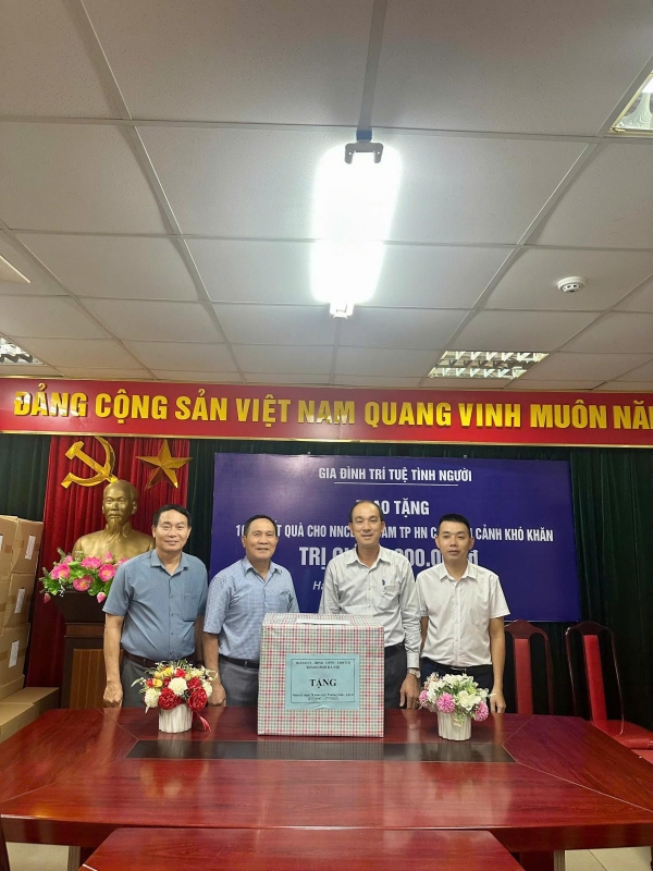 SỞ NỘI VỤ THÀNH PHỐ  THĂM, TẶNG QUÀ VĂN PHÒNG HỘI NẠN NHÂN CHẤT ĐỘC DA CAM/DIOXIN THÀNH PHỐ HÀ NỘI