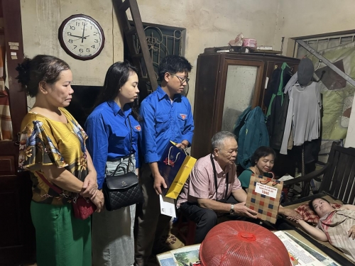 HỘI NẠN NHÂN CHẤT ĐỘC DA CAM/DIOXIN THÀNH PHỐ HÀ NỘI PHỐI HỢP VỚI BẢO TÀNG HÀ NỘI TRAO TIỀN TRỢ CẤP KHÓ KHĂN THƯỜNG XUYÊN CHO NẠN NHÂN CHẤT ĐỘC DA CAM CÓ HOÀN CẢNH KHÓ KHĂN