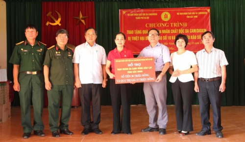 HỘI NẠN NHÂN CHẤT ĐỘC DA CAM/DIOXIN THÀNH PHỐ HÀ NÔI ĐẾN THĂM HỖ TRỢ, TẶNG QUÀ CHO NẠN NHÂN CHẤT ĐỘC DA CAM TỈNH BẮC NINH BỊ ẢNH HƯỞNG CỦA HOÀN LƯU BÃO SỐ 10 VÀ 11