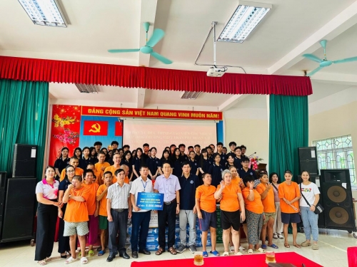 THẦY VÀ TRÒ LỚP 10A6 TRƯỜNG PHỐ THÔNG TRUNG HỌC TRẦN PHÚ, HOÀN KIẾM THĂM TẶNG QUÀ TRUNG TÂM CHĂM SÓC NUÔI DƯỠNG VÀ ĐIỀU TRỊ NẠN NHÂN CHẤT ĐỘC DA CAM/DIOXIN THÀNH PHỐ HÀ NỘI