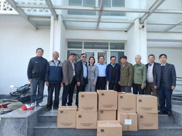 THƯỜNG TRỰC THÀNH HỘI ĐI THĂM VÀ TẶNG QUÀ CHO NẠN NHÂN CHẤT ĐỘC DA CAM TRÊN ĐỊA BÀN THÀNH PHỐ HÀ NỘI