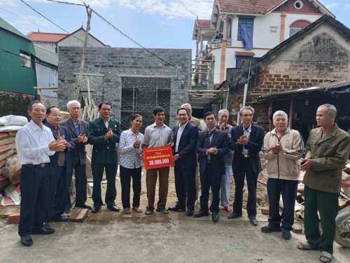 THƯỜNG TRỰC THÀNH HỘI TRAO TIỀN HỖ TRỢ XÂY, SỬA NHÀ TÌNH NGHĨ CHO NANNJ NHÂN CHẤT ĐỘC DA CAM/DIOXIN XÃ PHÚC THỌ