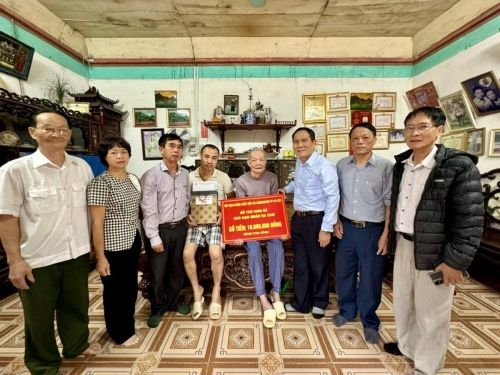 THÀNH HỘI TRAO KINH PHÍ HỖ TRỢ SINH KẾ CHO GIA ĐÌNH NẠN NHÂN