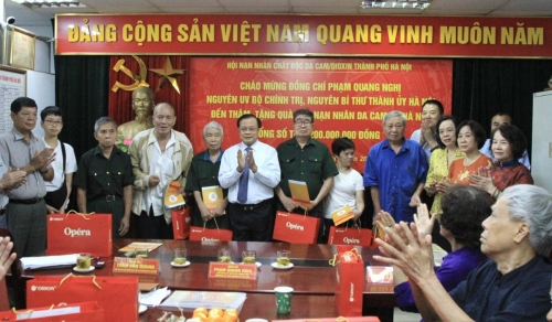 ĐỒNG CHÍ NGUYÊN BÍ THƯ THÀNH ỦY PHẠM QUANG NGHỊ ĐẾN THĂM VÀ TẶNG QUÀ CHO NẠN NHÂN CHẤT ĐỘC DA CAM CÓ HOÀN CẢNH KHÓ KHĂN TRÊN ĐỊA BÀN THÀNH PHỐ HÀ NỘI