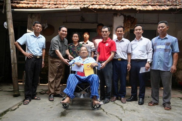 HỘI NẠN NHÂN CHẤT ĐỘC DA CAM/DIOXIN THÀNH PHỐ hÀ NỘI TRAO TẶNG XE LĂN CHO NẠN NHÂN CHẤT ĐỘC DA CAM/DIOXIN THUỘC XÃ PHÚ XUYÊN