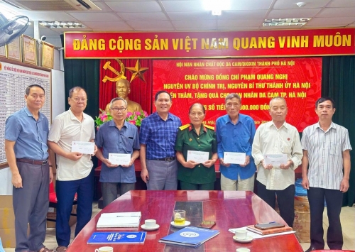 HỘI NẠN NHÂN CHẤT ĐỘC DA CAM/DIOXIN THÀNH PHỐ HÀ NỘI TRAO TIỀN HỖ TRỢ SINH KẾ CHO NẠN NHÂN CHẤT ĐỘC DA CAM/.DIOXIN TRÊN ĐỊA BÀN THÀNH PHỐ