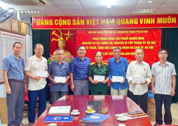 HỘI NẠN NHÂN CHẤT ĐỘC DA CAM/DIOXIN THÀNH PHỐ HÀ NỘI TRAO TIỀN HỖ TRỢ SINH KẾ CHO NẠN NHÂN CHẤT ĐỘC DA CAM/.DIOXIN TRÊN ĐỊA BÀN THÀNH PHỐ